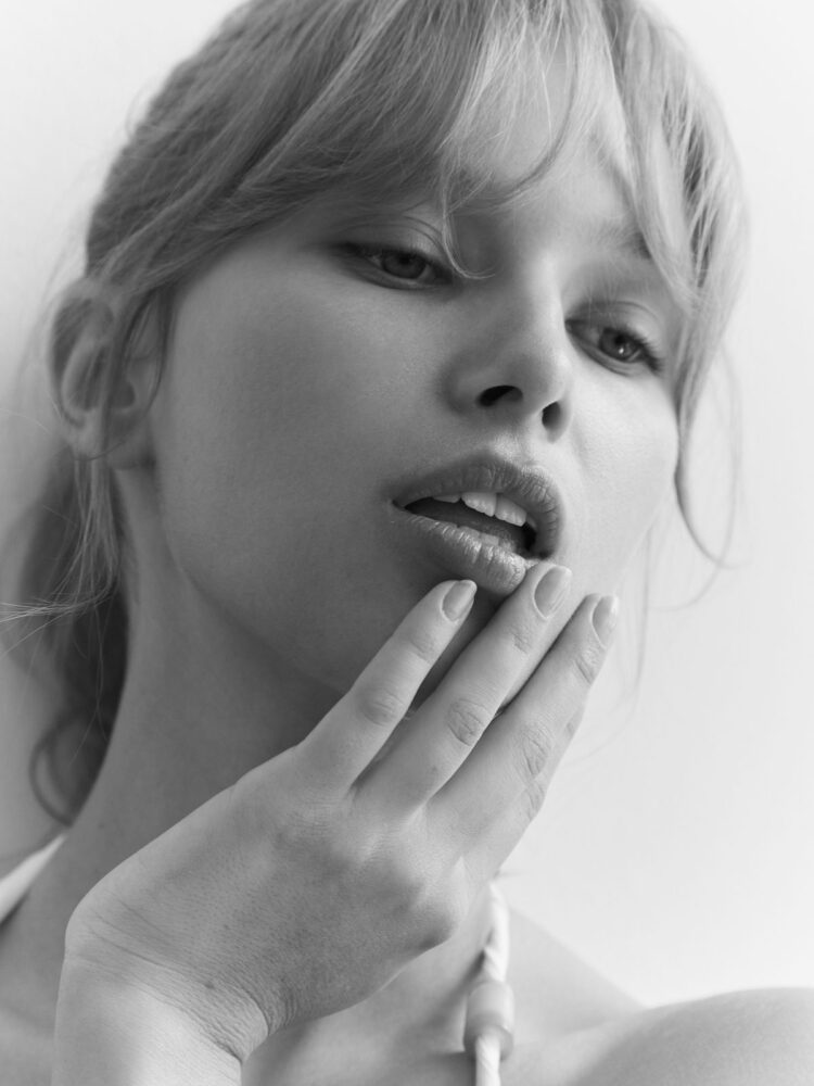 laura_by_marcusmilostic05