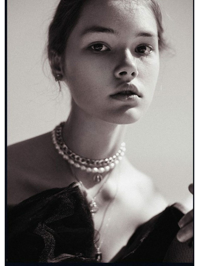 17-zuzia-main-book-uncover-models