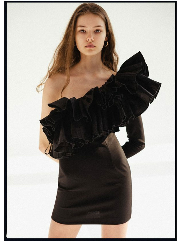 3-zuzia-main-book-uncover-models