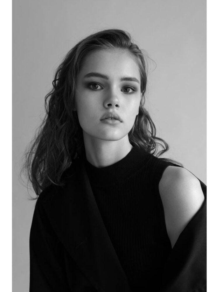 31-zuzia-main-book-uncover-models