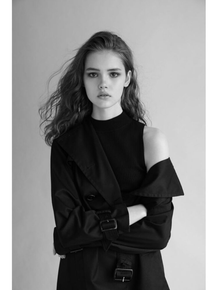 32-zuzia-main-book-uncover-models