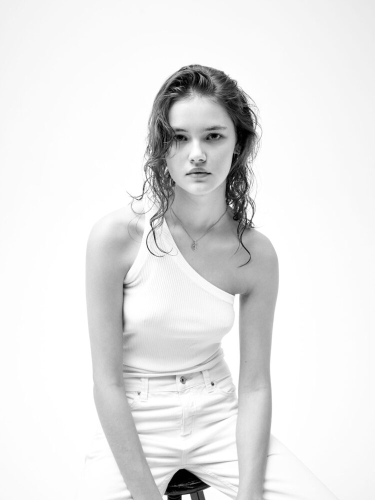 4-zuzia-main-book-uncover-models