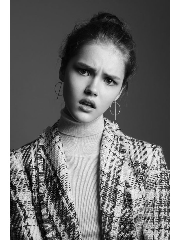 8-zuzia-main-book-uncover-models