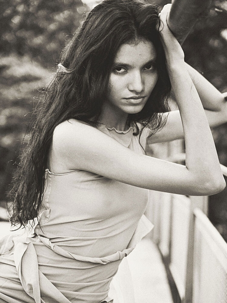 26-vitoria-a-main-book-nur-model-management-srls