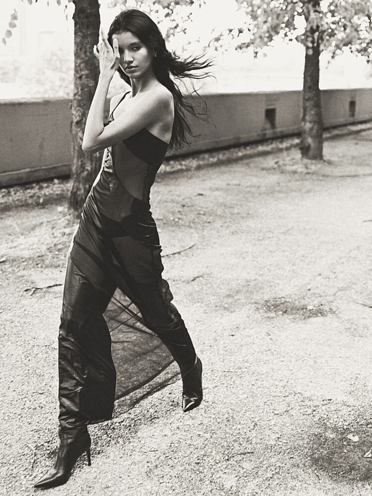 4-vitoria-a-main-book-nur-model-management-srls