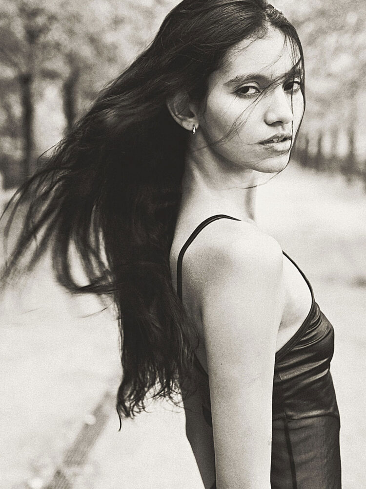 9-vitoria-a-main-book-nur-model-management-srls