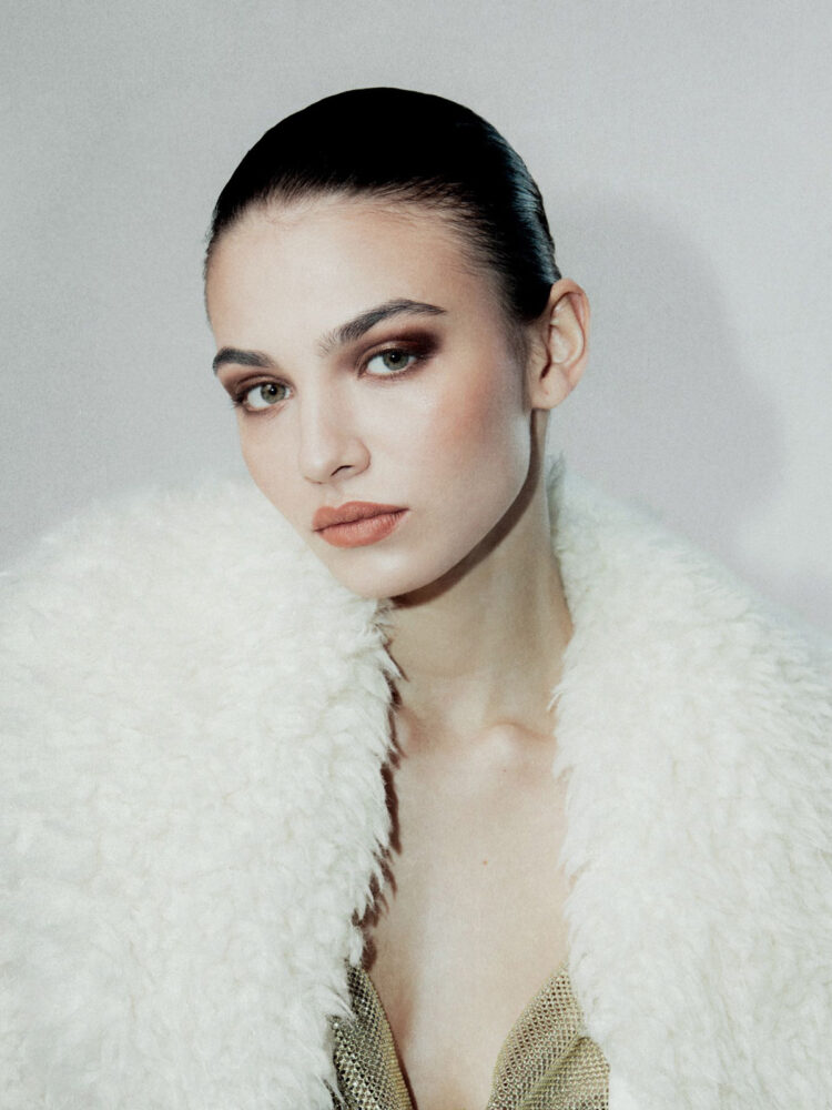 27-estel-main-book-focus-model-management-s-r-o