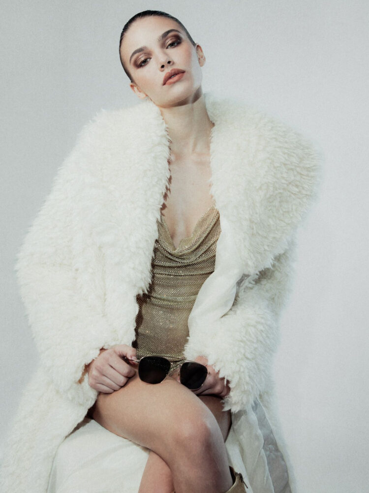 28-estel-main-book-focus-model-management-s-r-o