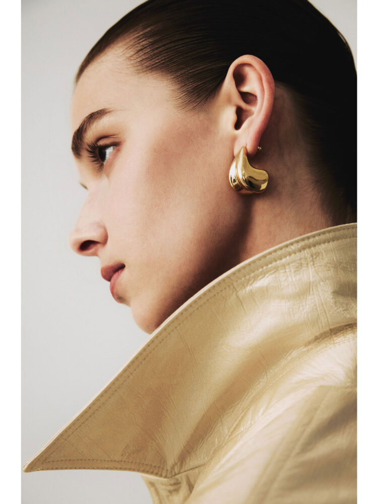 9-julie-main-book-first-line-model-management