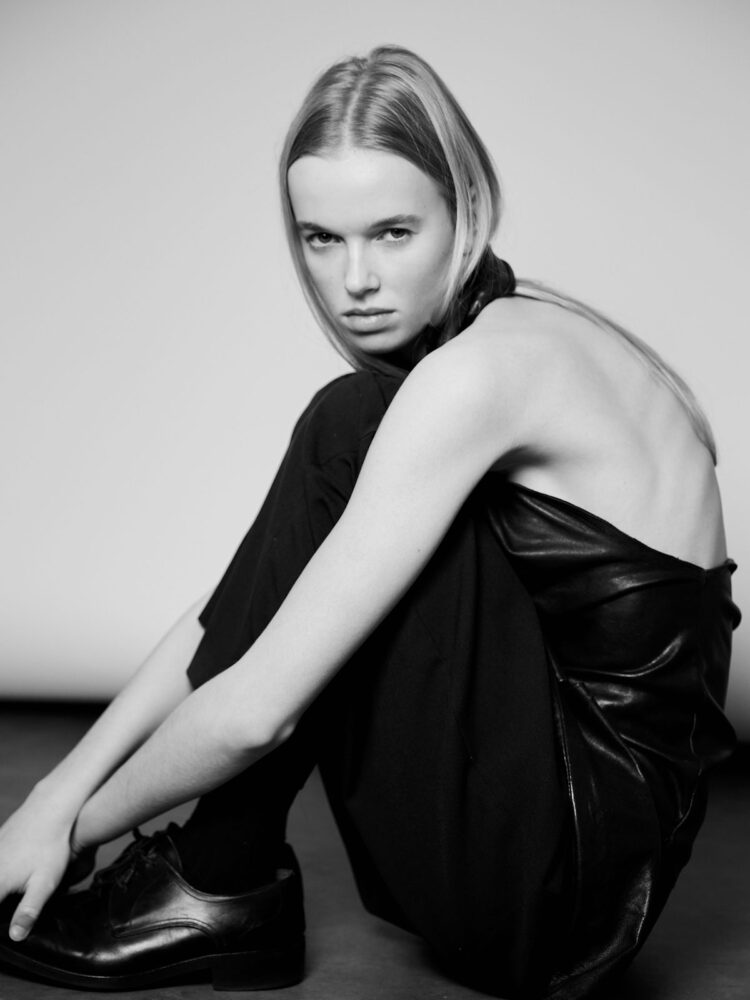 Vale╠Βrie-van-den-A&B-Studio-Tulip-Models-01