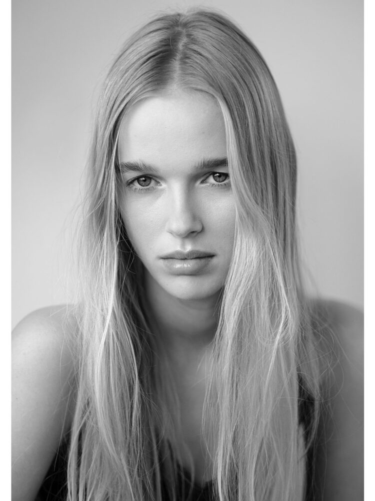 Vale╠Βrie-van-den-Berg-Jolijn-Snijders-Tulip-Models-13