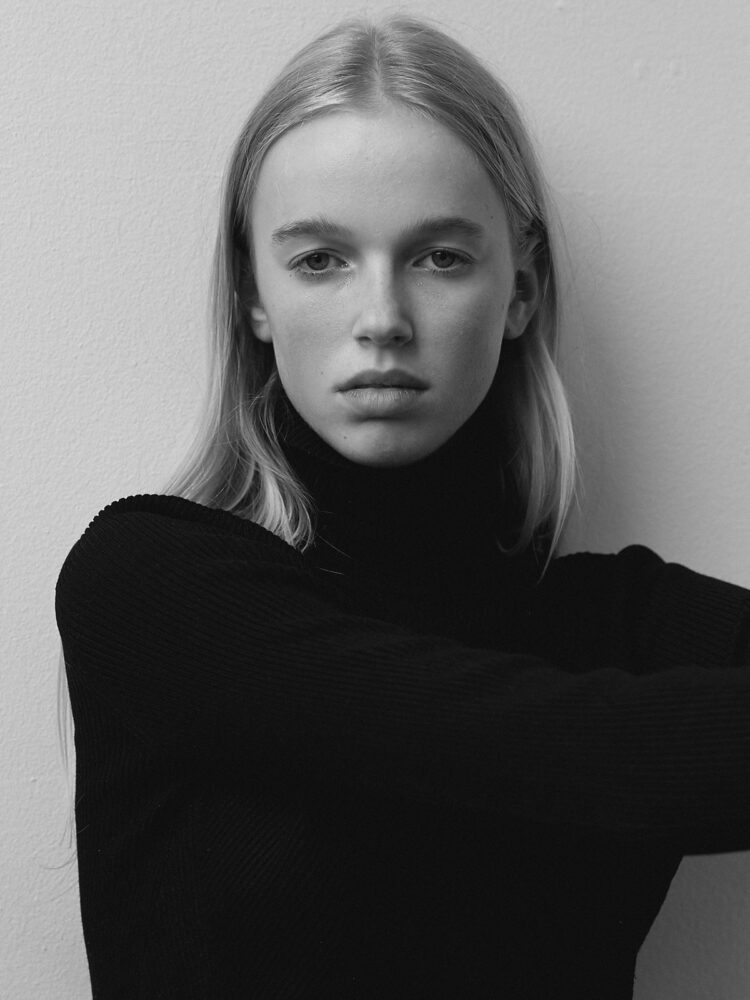 Vale╠Βrie-van-den-Berg-Tulip-Models-01