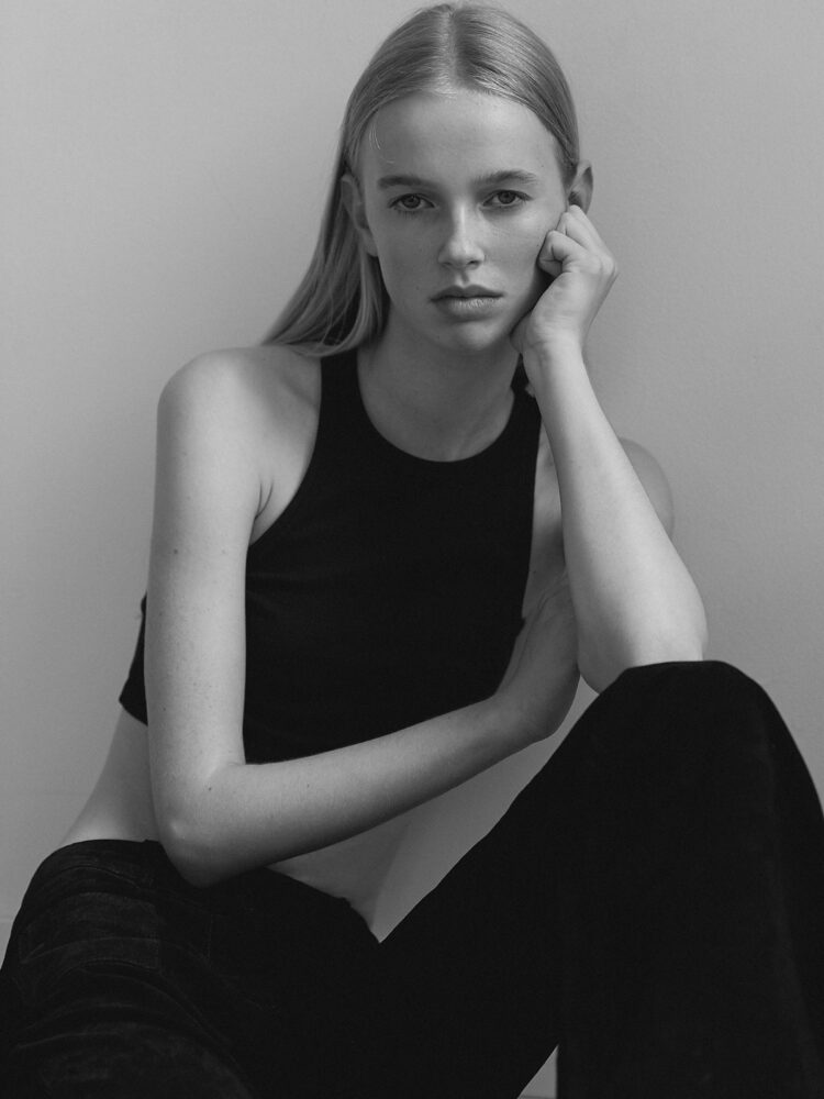 Vale╠Βrie-van-den-Berg-Tulip-Models-04