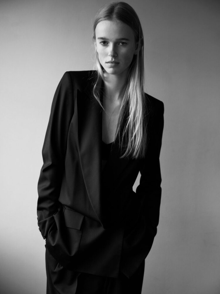 Vale╠Βrie-van-den-Berg-Tulip-Models-07