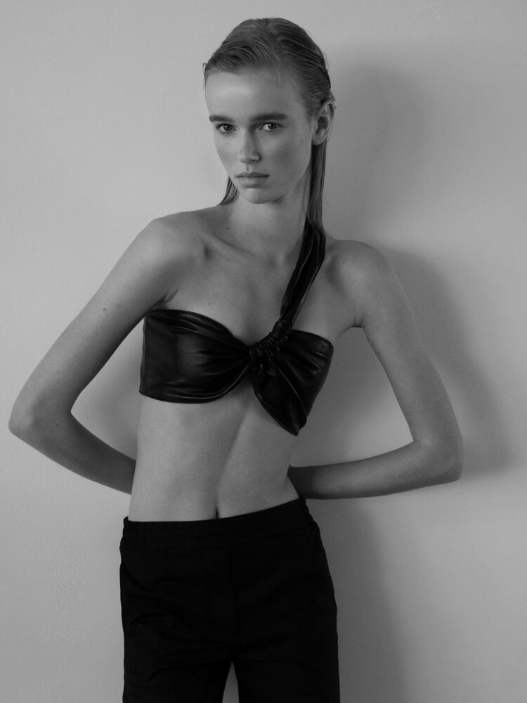 Vale╠Βrie-van-den-Berg-Tulip-Models-20