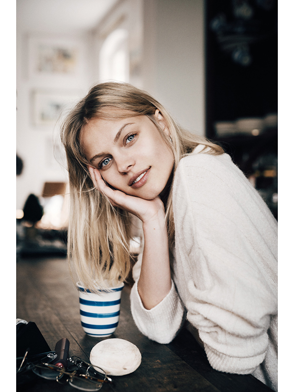 maxmotel_julia-riethof_apr28-2019_04_sweater_kitchen-table_1215