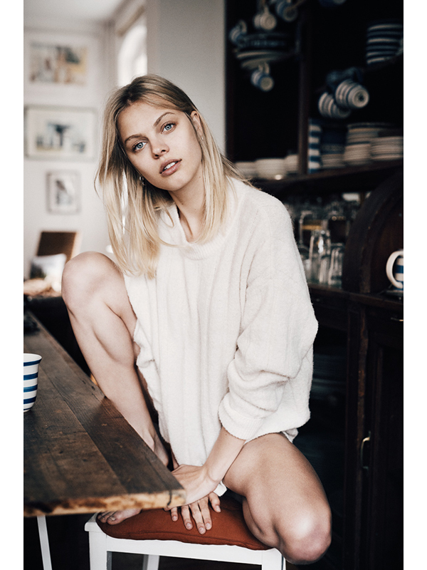 maxmotel_julia-riethof_apr28-2019_04_sweater_kitchen-table_1295